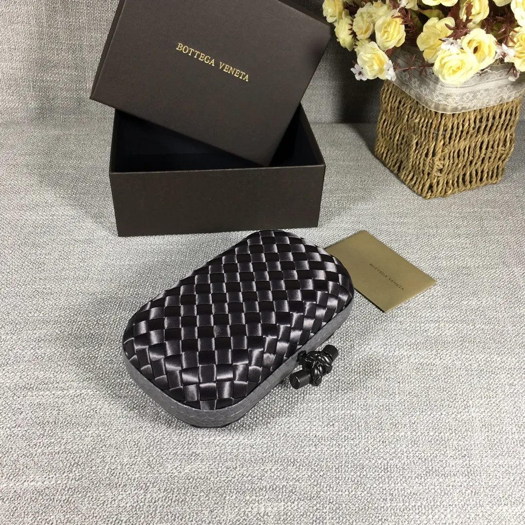 8651 Small Classic Dinner Bag ~~~Snake leather with ribbon ~~~Dense and slippery, not easy to fluff, can hold a small iPhone! Size: 16.5cm*10.5cm*6cm